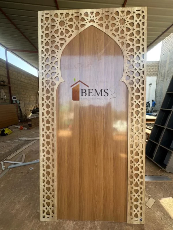 CONTREPLAQUÉ LAMINÉ DÉCOUPÉ